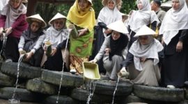 Ketua Tim Penggerak PKK Provinsi Jawa Tengah, Nawal Arafah Yasin (tengah) dalam Puncak Semarak Milad ke-95 PW Nasyiatul Aisyiyah Jawa Tengah yang digelar di Wisata Mata Air Sendang Senjoyo Desa Tegalwaton, Kecamatan Tengaran, Kabupaten Semarang, Minggu (14/6/2026).