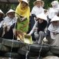 Ketua Tim Penggerak PKK Provinsi Jawa Tengah, Nawal Arafah Yasin (tengah) dalam Puncak Semarak Milad ke-95 PW Nasyiatul Aisyiyah Jawa Tengah yang digelar di Wisata Mata Air Sendang Senjoyo Desa Tegalwaton, Kecamatan Tengaran, Kabupaten Semarang, Minggu (14/6/2026).