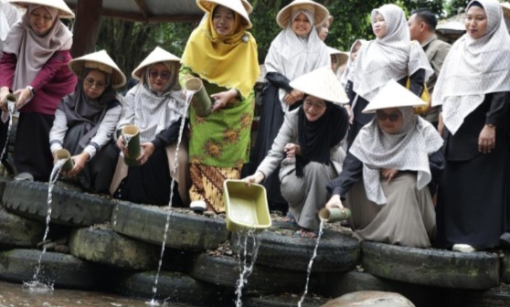 Ketua Tim Penggerak PKK Provinsi Jawa Tengah, Nawal Arafah Yasin (tengah) dalam Puncak Semarak Milad ke-95 PW Nasyiatul Aisyiyah Jawa Tengah yang digelar di Wisata Mata Air Sendang Senjoyo Desa Tegalwaton, Kecamatan Tengaran, Kabupaten Semarang, Minggu (14/6/2026).