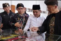 Bupati Wonosobo, H. Afif Nurhidayat (tengah) meninjau pameran Keris, Barang Antik, dan Batu Mulia Nusantara Tahun 2026 di Sasana Adipura Kencana Wonosobo, Selasa (16/6).