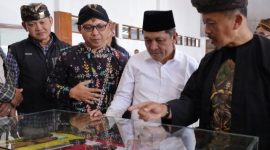 Bupati Wonosobo, H. Afif Nurhidayat (tengah) meninjau pameran Keris, Barang Antik, dan Batu Mulia Nusantara Tahun 2026 di Sasana Adipura Kencana Wonosobo, Selasa (16/6).