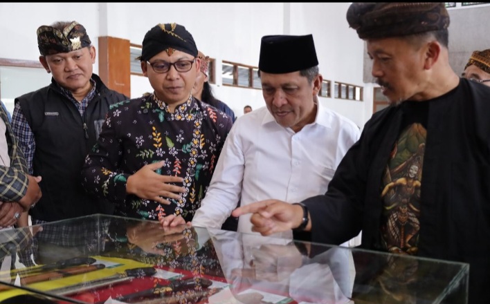 Bupati Wonosobo, H. Afif Nurhidayat (tengah) meninjau pameran Keris, Barang Antik, dan Batu Mulia Nusantara Tahun 2026 di Sasana Adipura Kencana Wonosobo, Selasa (16/6).