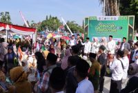 Sekitar 15.000 santri se Kabupaten Wonosobo mengikuti pawai menyambut Tahun Baru Islam 1448 Hijriah, sekaligus memperingati Hari Jadi ke-201 Kabupaten Wonosobo, di Alun-Alun Wonosobo Selasa (16/6).