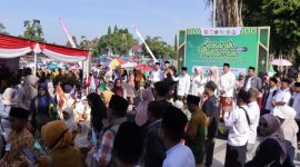 Sekitar 15.000 santri se Kabupaten Wonosobo mengikuti pawai menyambut Tahun Baru Islam 1448 Hijriah, sekaligus memperingati Hari Jadi ke-201 Kabupaten Wonosobo, di Alun-Alun Wonosobo Selasa (16/6).