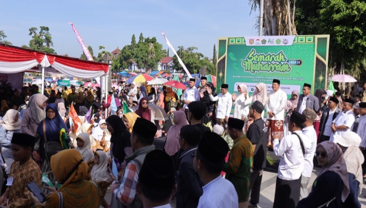 Sekitar 15.000 santri se Kabupaten Wonosobo mengikuti pawai menyambut Tahun Baru Islam 1448 Hijriah, sekaligus memperingati Hari Jadi ke-201 Kabupaten Wonosobo, di Alun-Alun Wonosobo Selasa (16/6).