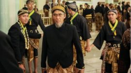 Sekda Jateng, Sumarno mengikuti prosesi Kirab Pusaka Malam 1 Suro di sekitar Pura Mangkunegaran, Kota Surakarta, Selasa (16/6/2026) malam.