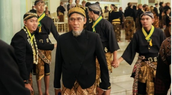 Sekda Jateng, Sumarno mengikuti prosesi Kirab Pusaka Malam 1 Suro di sekitar Pura Mangkunegaran, Kota Surakarta, Selasa (16/6/2026) malam.