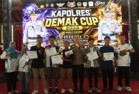 Kapolres Demak, AKBP Arrizal Samelino (tengah) bersama Tim juara Turnamen Mobile Legends Kapolres Demak Cup.