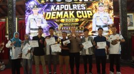 Kapolres Demak, AKBP Arrizal Samelino (tengah) bersama Tim juara Turnamen Mobile Legends Kapolres Demak Cup.