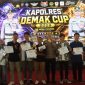 Kapolres Demak, AKBP Arrizal Samelino (tengah) bersama Tim juara Turnamen Mobile Legends Kapolres Demak Cup.
