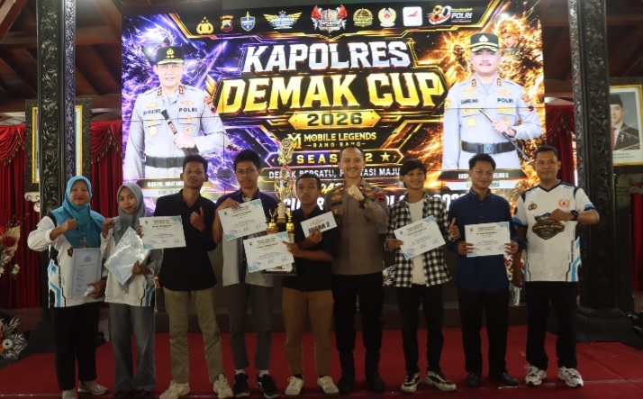 Kapolres Demak, AKBP Arrizal Samelino (tengah) bersama Tim juara Turnamen Mobile Legends Kapolres Demak Cup.