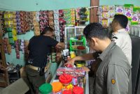 Petugas Gabungan melakukan Operasi Pemberantasan Barang Kena Cukai (BKC) Ilegal di wilayah Kecamatan Sapuran, Wonosobo, Kamis (18/6/2026).