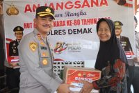 Kapolres Demak, AKBP Arrizal Samelino Gandasaputra, menyerahkan santunan serta bantuan sembako kepada warakawuri untuk berbagi kebahagiaan sekaligus mempererat tali silaturahmi, Jumat (19/6/2026).