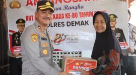 Kapolres Demak, AKBP Arrizal Samelino Gandasaputra, menyerahkan santunan serta bantuan sembako kepada warakawuri untuk berbagi kebahagiaan sekaligus mempererat tali silaturahmi, Jumat (19/6/2026).