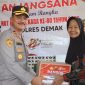 Kapolres Demak, AKBP Arrizal Samelino Gandasaputra, menyerahkan santunan serta bantuan sembako kepada warakawuri untuk berbagi kebahagiaan sekaligus mempererat tali silaturahmi, Jumat (19/6/2026).