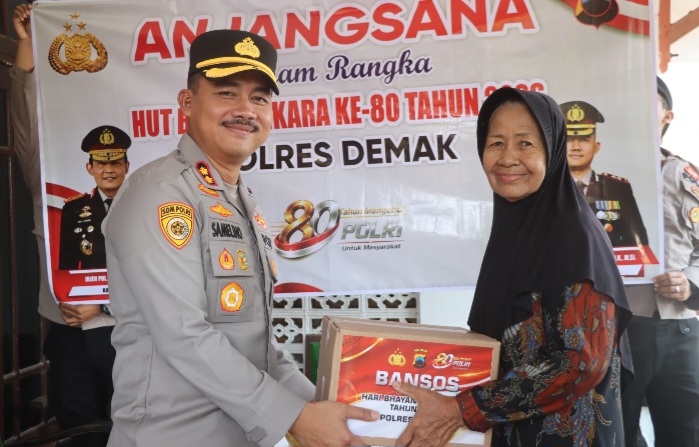 Kapolres Demak, AKBP Arrizal Samelino Gandasaputra, menyerahkan santunan serta bantuan sembako kepada warakawuri untuk berbagi kebahagiaan sekaligus mempererat tali silaturahmi, Jumat (19/6/2026).