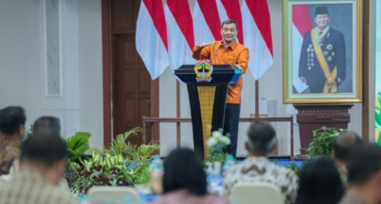 Gubernur Jawa Tengah, Ahmad Luthfi memberikan sambutan
dalam Rakorda dan Rapat Pleno TPAKD se-Jawa Tengah 2026, di Grhadika Bhakti Praja, Semarang, Kamis (18/6/2026).