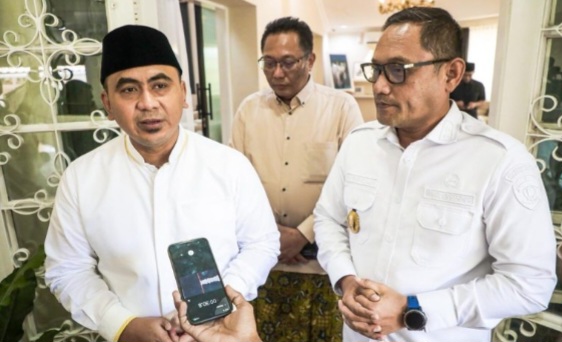 Wakil Gubernur Jawa Tengah, Taj Yasin Maimoen, dan Wakil Gubernur Kalimantan Timur, Seno Aji, diwawancarai awak media di Rumah Dinas Wakil Gubernur Jateng, Jumat (19/6/2026).