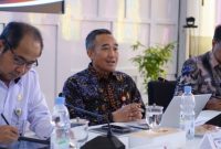 Kepala OJK Jateng, Hidayat Prabowo (tengah) dalam Rapat Pimpinan Satgas PASTI Daerah Jawa Tengah yang berlangsung di Kantor OJK Provinsi Jawa Tengah, Semarang, Jumat (19/6).