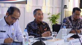 Kepala OJK Jateng, Hidayat Prabowo (tengah) dalam Rapat Pimpinan Satgas PASTI Daerah Jawa Tengah yang berlangsung di Kantor OJK Provinsi Jawa Tengah, Semarang, Jumat (19/6).