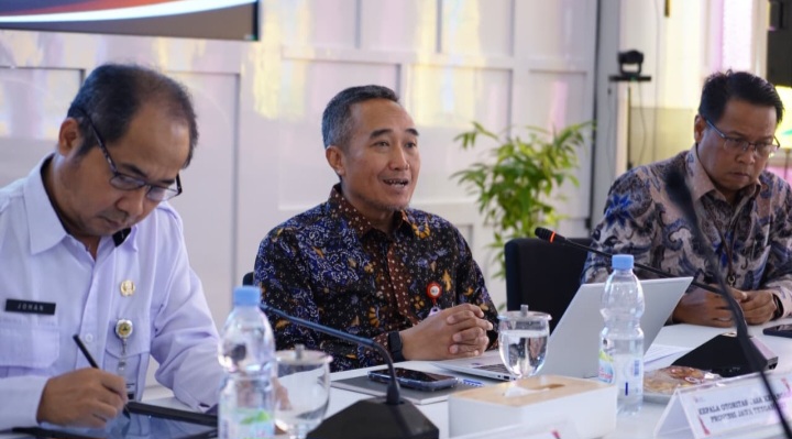 Kepala OJK Jateng, Hidayat Prabowo (tengah) dalam Rapat Pimpinan Satgas PASTI Daerah Jawa Tengah yang berlangsung di Kantor OJK Provinsi Jawa Tengah, Semarang, Jumat (19/6).