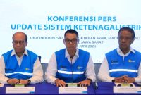Direktur Utama PLN, Darmawan Prasodjo (tengah) didampingi Wakil Direktur Utama PLN, Yusuf Didi Setiarto (kanan) dan jajaran direksi PLN saat konferensi pers di Kantor PLN Unit Induk Pusat Pengatur Beban Jawa, Madura, dan Bali (UIP2B Jamali), Minggu (21/6).