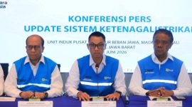 Direktur Utama PLN, Darmawan Prasodjo (tengah) didampingi Wakil Direktur Utama PLN, Yusuf Didi Setiarto (kanan) dan jajaran direksi PLN saat konferensi pers di Kantor PLN Unit Induk Pusat Pengatur Beban Jawa, Madura, dan Bali (UIP2B Jamali), Minggu (21/6).