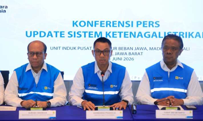 Direktur Utama PLN, Darmawan Prasodjo (tengah) didampingi Wakil Direktur Utama PLN, Yusuf Didi Setiarto (kanan) dan jajaran direksi PLN saat konferensi pers di Kantor PLN Unit Induk Pusat Pengatur Beban Jawa, Madura, dan Bali (UIP2B Jamali), Minggu (21/6).