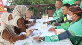 Pengemudi ojek online mengikuti cek kesehatan gratis (CKG), dan skrining tuberkulosis (TB) paru gratis dalam rangka menyambut Hari Bhayangkara ke-80, di Pendopo Parama Satwika Polres Demak, Selasa (23/6/2026).