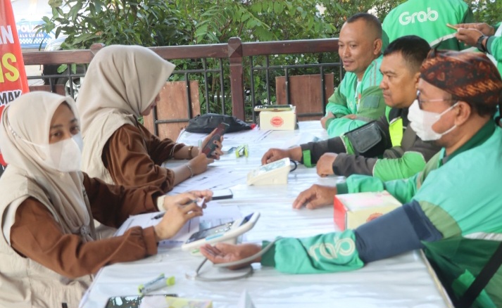 Pengemudi ojek online mengikuti cek kesehatan gratis (CKG), dan skrining tuberkulosis (TB) paru gratis dalam rangka menyambut Hari Bhayangkara ke-80, di Pendopo Parama Satwika Polres Demak, Selasa (23/6/2026).