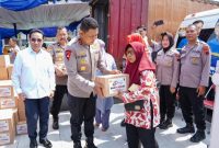 Kapolda Jawa Tengah, Irjen Pol Ribut Hari Wibowo menyerahkan santunan kepada masyarakat di acara Puncak Bakti Kesehatan dalam rangka Hari Bhayangkara ke-80 yang digelar di Pendopo Ki Gede Sebayu, Kota Tegal, Selasa (23/6/2026).