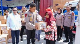 Kapolda Jawa Tengah, Irjen Pol Ribut Hari Wibowo menyerahkan santunan kepada masyarakat di acara Puncak Bakti Kesehatan dalam rangka Hari Bhayangkara ke-80 yang digelar di Pendopo Ki Gede Sebayu, Kota Tegal, Selasa (23/6/2026).