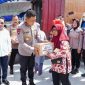 Kapolda Jawa Tengah, Irjen Pol Ribut Hari Wibowo menyerahkan santunan kepada masyarakat di acara Puncak Bakti Kesehatan dalam rangka Hari Bhayangkara ke-80 yang digelar di Pendopo Ki Gede Sebayu, Kota Tegal, Selasa (23/6/2026).