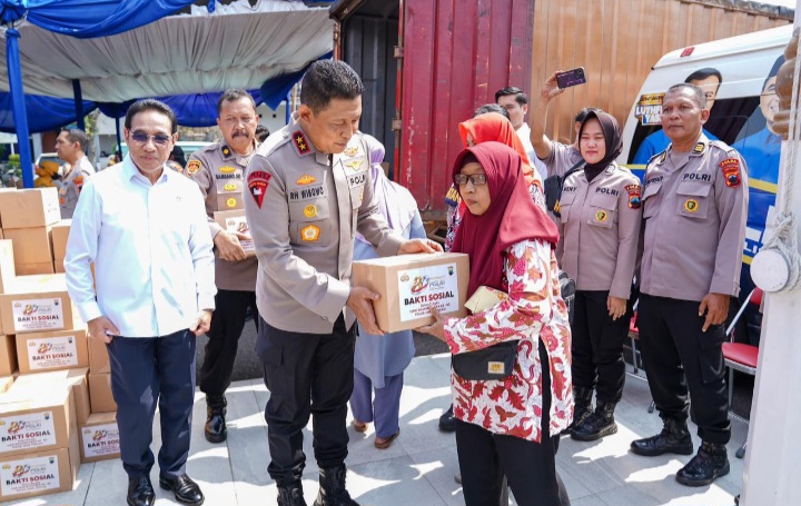 Kapolda Jawa Tengah, Irjen Pol Ribut Hari Wibowo menyerahkan santunan kepada masyarakat di acara Puncak Bakti Kesehatan dalam rangka Hari Bhayangkara ke-80 yang digelar di Pendopo Ki Gede Sebayu, Kota Tegal, Selasa (23/6/2026).