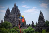 Upaya pemulihan kelistrikan di Jawa Tengah oleh Petugas PLN.