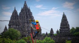 Upaya pemulihan kelistrikan di Jawa Tengah oleh Petugas PLN.