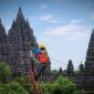Upaya pemulihan kelistrikan di Jawa Tengah oleh Petugas PLN.