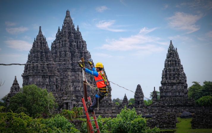 Upaya pemulihan kelistrikan di Jawa Tengah oleh Petugas PLN.