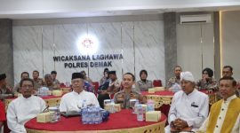 Para pemimpin Agama di Kabupaten Demak mengikuti doa bersama lintas agama di Aula Wicaksana Laghawa, Demak, Kamis (25/6/2026).
