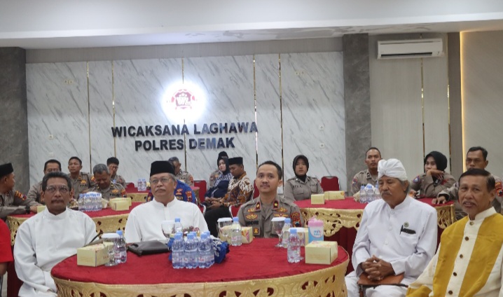 Para pemimpin Agama di Kabupaten Demak mengikuti doa bersama lintas agama di Aula Wicaksana Laghawa, Demak, Kamis (25/6/2026).
