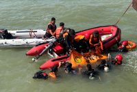 Tim SAR gabungan sedang mengevakuasi jenazah Muh Sadya Taruna (27), seorang pemuda asal Brangsong, Kendal yang tenggelam di 
Dermaga Pelabuhan Kaliwungu, Kendal (Jumat (26/6).
