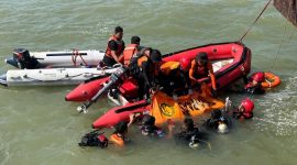 Tim SAR gabungan sedang mengevakuasi jenazah Muh Sadya Taruna (27), seorang pemuda asal Brangsong, Kendal yang tenggelam di 
Dermaga Pelabuhan Kaliwungu, Kendal (Jumat (26/6).
