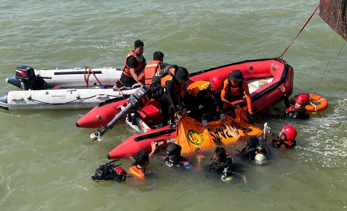 Tim SAR gabungan sedang mengevakuasi jenazah Muh Sadya Taruna (27), seorang pemuda asal Brangsong, Kendal yang tenggelam di 
Dermaga Pelabuhan Kaliwungu, Kendal (Jumat (26/6).
