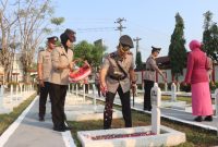 Kapolres Demak, AKBP Arrizal Samelino Gandasaputra melakukan tabur bunga di Taman Makam Pahlawan (TMP) Cahaya Ratna Bintarum, Jumat (26/6/2026).