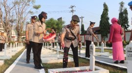 Kapolres Demak, AKBP Arrizal Samelino Gandasaputra melakukan tabur bunga di Taman Makam Pahlawan (TMP) Cahaya Ratna Bintarum, Jumat (26/6/2026).