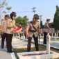 Kapolres Demak, AKBP Arrizal Samelino Gandasaputra melakukan tabur bunga di Taman Makam Pahlawan (TMP) Cahaya Ratna Bintarum, Jumat (26/6/2026).