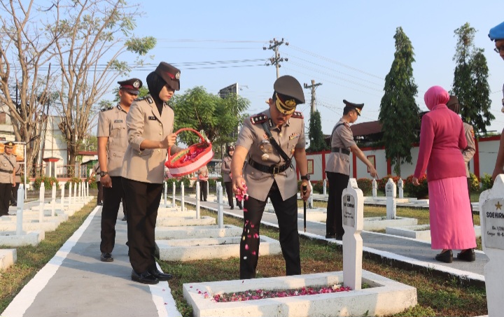 Kapolres Demak, AKBP Arrizal Samelino Gandasaputra melakukan tabur bunga di Taman Makam Pahlawan (TMP) Cahaya Ratna Bintarum, Jumat (26/6/2026).
