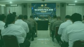 Personel Polres Demak, Polres Kudus, Jepara, dan Grobogan mengikuti asistensi dan supervisi penggunaan senjata api (senpi) di Aula Wicaksana Laghawa Polres Demak, Senin (29/6).