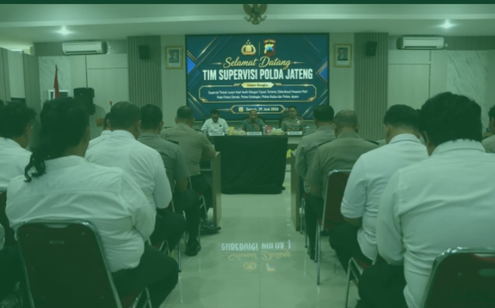 Personel Polres Demak, Polres Kudus, Jepara, dan Grobogan mengikuti asistensi dan supervisi penggunaan senjata api (senpi) di Aula Wicaksana Laghawa Polres Demak, Senin (29/6).