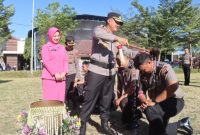 Para personel Polres Demak yang naik pangkat mengikuti upacara tradisi penyiraman air bunga yang digelar di halaman Mapolres Demak, Selasa (30/6/2026).